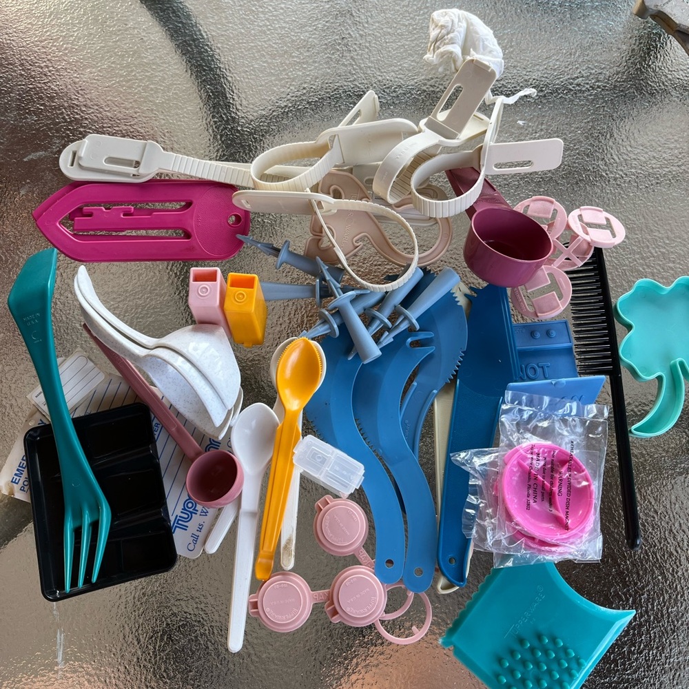 VINTAGE TUPPERWARE GIVEAWAYS LOT